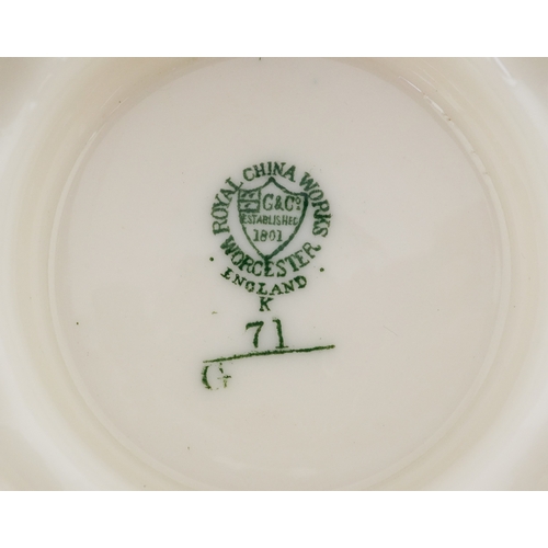 14 - Grainger & Co. 19th century Worcester porcelain pedestal rose bowl, 8cm high x 15cm in diameter.
