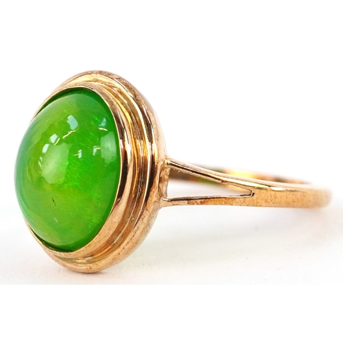 3059 - 9K gold cabochon opalescent green stone ring with split shoulders, size R, 2.6g.