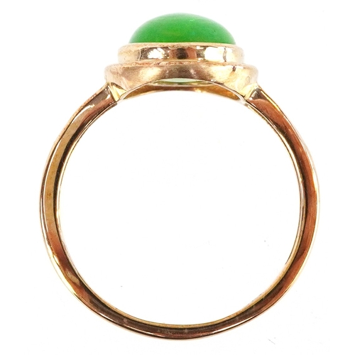 3059 - 9K gold cabochon opalescent green stone ring with split shoulders, size R, 2.6g.