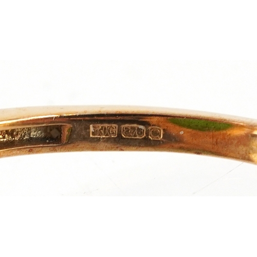 3059 - 9K gold cabochon opalescent green stone ring with split shoulders, size R, 2.6g.