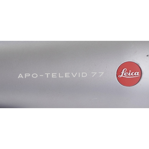 1029 - Leica Apo-Televid 77 spotting scope on stand, the scope 44cm in length.