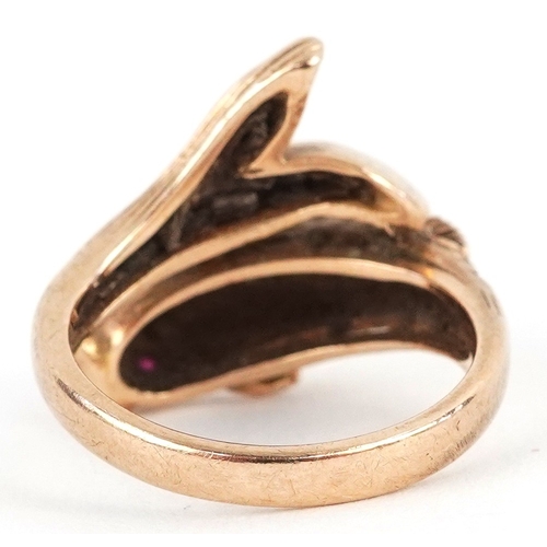 3047 - 9ct gold ring in the form of a fish with pink stone eyes, size I, 3.8g.