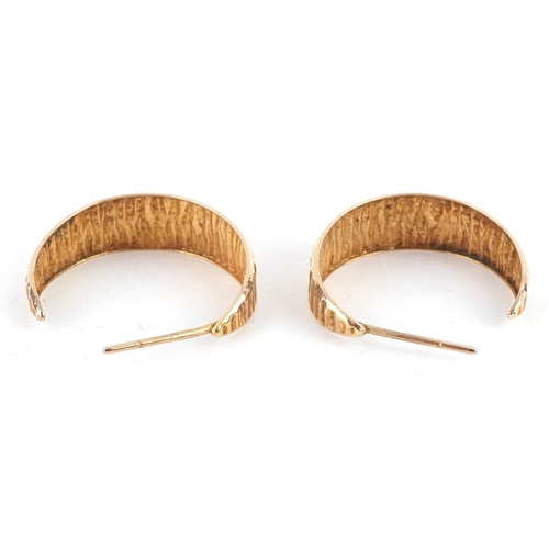 3040 - Pair of 9ct gold naturalistic half hoop earrings, 2.2cm high, total 2.7g.