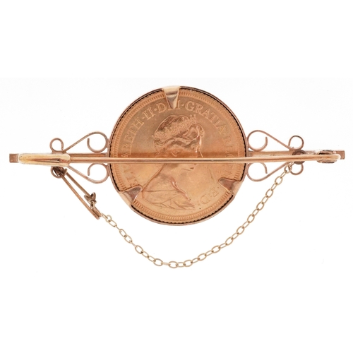 3001 - Elizabeth II 1976 gold sovereign in a 9ct gold brooch mount, 5.4cm wide, 11.3g.