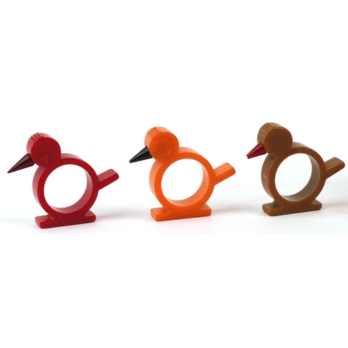  Three Art Deco Bakelite napkin rings in the form of birds and a pair of Art Deco onyx bookends, the ... 