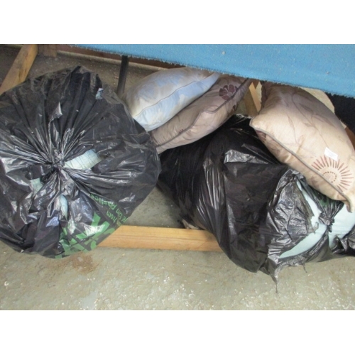 191 - 4 BAGS OF MIXED COLOURED SCATTER CUSHIONS