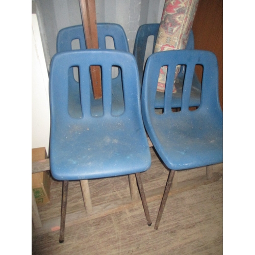 673 - 4 PLASTIC AND METAL FRAMED CHAIR