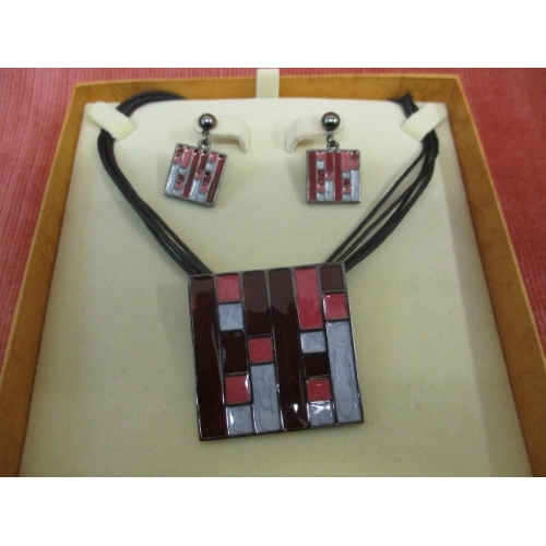 13 - A MODERN CONTEMPORARY ENAMEL SQUARE METAL NECKLACE ON CORD WITH MATCHING EARRINGS