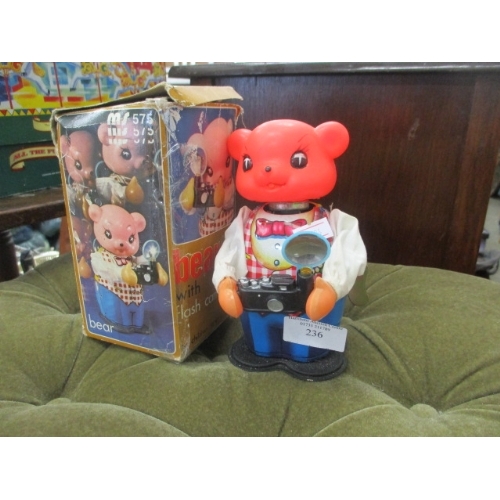 117 - TIN PLATE CLOCKWORK PHOTOGRAPHER BEAR (WORKING BUT NEEDS NEW BULB)WITH BOX