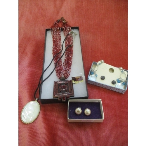 24 - SELECTION OF COSTUME JEWELLERY TO INCLUDE CLIP ON AND PIERCED EARRINGS 2 NECKLACES AND A MODERN RING