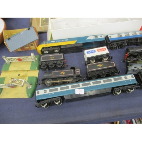 119 - INTER CITY 125 MODEL TRAINS AND CARRIAGES,  WILLS FINECAST AND HORNBY METAL GATES ETC