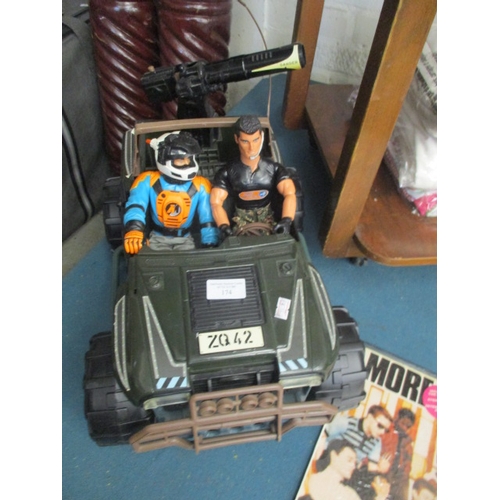 174 - AN ORIGINAL  ACTION MAN JEEP WITH MOUNTED GUN AND 2 ACTION MEN FIGURES