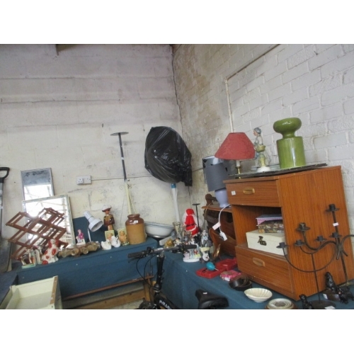 181 - LARGE MIXED LOT - LAMPS, SUITCASE, MAG RACK, ORNAMENTS, FAN, SPICE WHEEL, SWANS, MIRRORS ETC