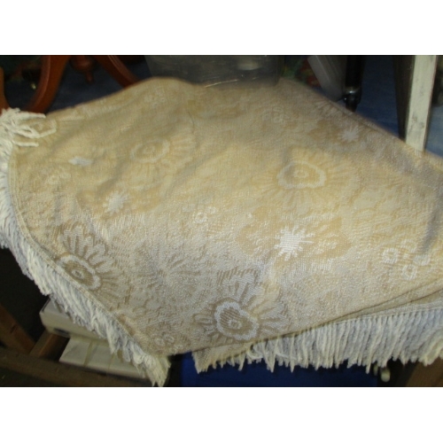 289 - BEIGE AND WHITE TASSLED THROW