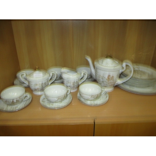 465 - 6 PIECE CHINESE TEA SET 'LUCKY' IN WHITE AND GOLD