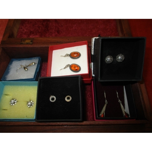 53 - A BRASS INLAID  HARDWOOD JEWELLERY BOX WITH 6 PAIRS OF BOXD LADIES H.M. SILVER PIERCED EARRING CONTE... 