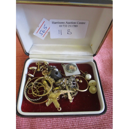 11B - MIXED LOT OF JEWELLERY INCLUDING A PAIR OF 9CT GOLD HALLMARKED EARRINGS