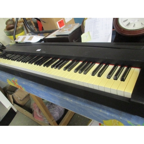 267 - LARGE YAMAHA KEYBOARD