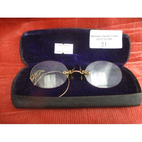 21 - A PAIR OF PINCE-NEZ GLASSES FROM THE 19TH CENTURY GOLD METAL IN CASE