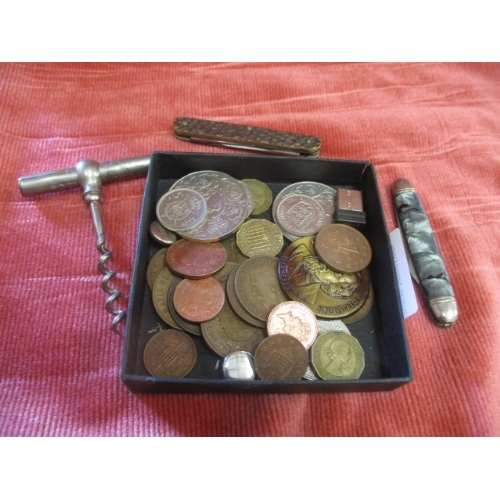 33 - BOX OF MIXED CHANGE COINS, RETRO PENKNIVES AND GILMORE THOMSON'S SCOTCH WHISKIES CORK SCREW