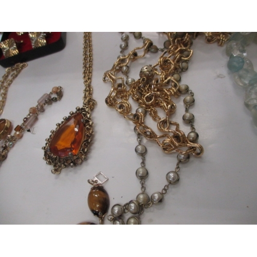 101 - A LARGE SELCTION OF COSTUME JEWELLERY TO INCLUDE BANGLES, NECKLACES, EARRINGS, BEADS AND BROOCHES