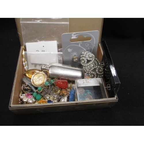 9 - MIXED BOX INCLUDING SOM SILVER, AMBER, SCENT BOTTLE MARCASITE BROOCH AND EARRINGS ETC