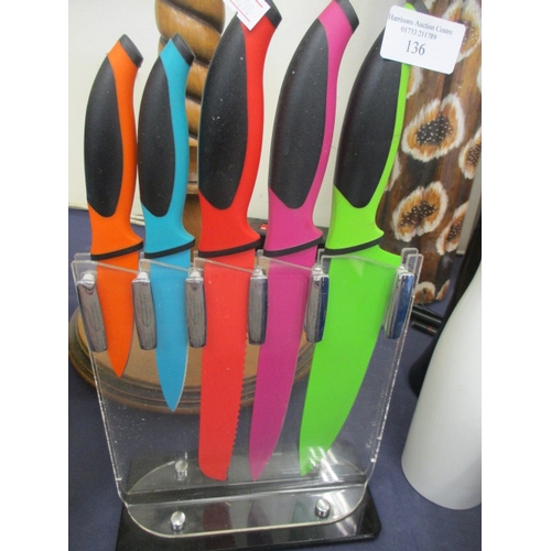 136 - SET OF COLOURED KITCHEN KNIVES IN PERSPEX HOLDER