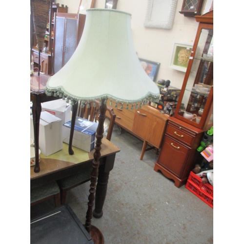 473 - STANDARD LAMP WITH A WOODEN STEM AND GREEN SHADE