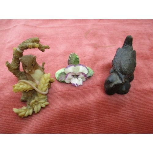 42 - SMALL LOT OF COLLECTIBLES - ROBIN, FIELDMOUSE AND PANSY