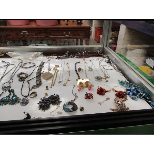 325 - QUANTITY OF COSTUME JEWELLERY TO INCLUDE MANY EARRING SETS