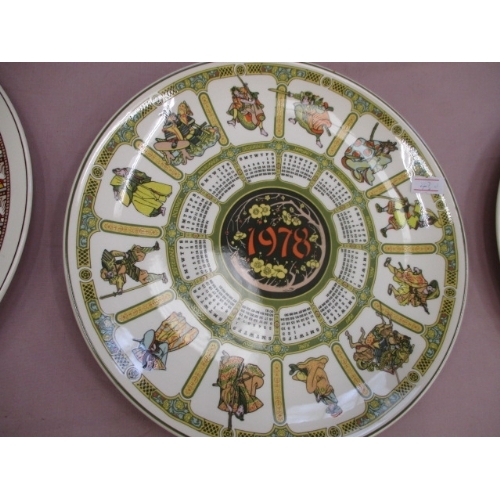 295 - 9 WEDGEWOOD CALENDAR PLATES AND 1 COMMEMORATIVE CHRISTMAS 1984 BY AYNSLEY PLATE