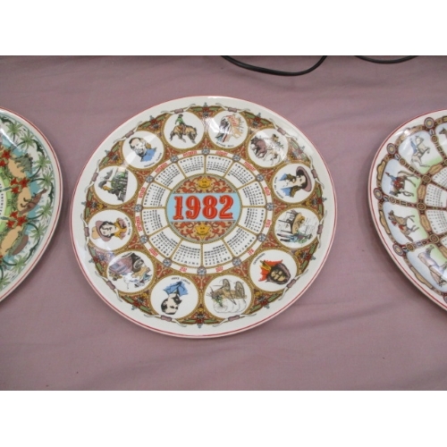 295 - 9 WEDGEWOOD CALENDAR PLATES AND 1 COMMEMORATIVE CHRISTMAS 1984 BY AYNSLEY PLATE