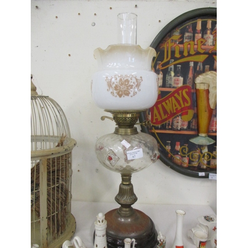 67 - VINTAGE GLASS AND CRANBERRY DOUBLE BURNER OIL LAMP ON METAL AND WOOD PLINTH