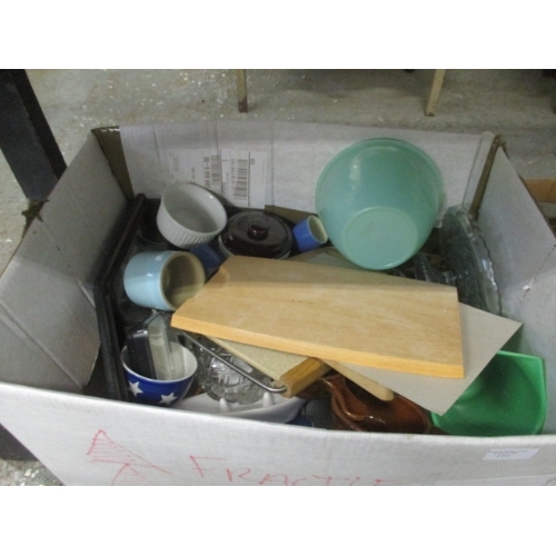 173 - MIXED BOX OF KITCHEN WARE -  CHOPPING BOARDS, CERAMIC DISHES ETC