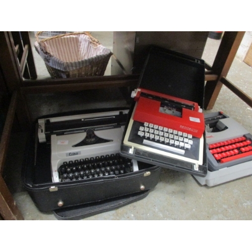 205 - LILLIPUT CHILDS TYPEWRITER,  PETITE DE LUXE CHILDS TYPEWRITER AND  AN ERICA TYPEWRITER