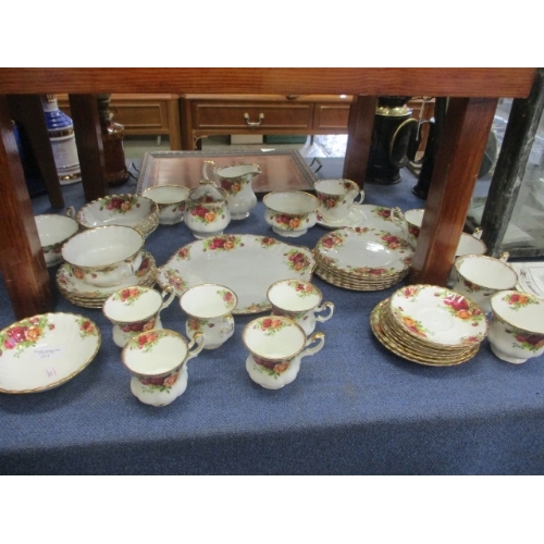 211 - QUANTITY OF 'OLD COUNTRY ROSE' ROYAL ALBERT DINNER SET PIECES