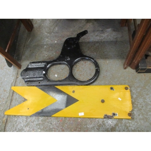 259 - L.N.E.R. SIGNAL (YELLOW AND BLACK CHEVRON SIGNAL BLADE AND BLACK BRACKET)