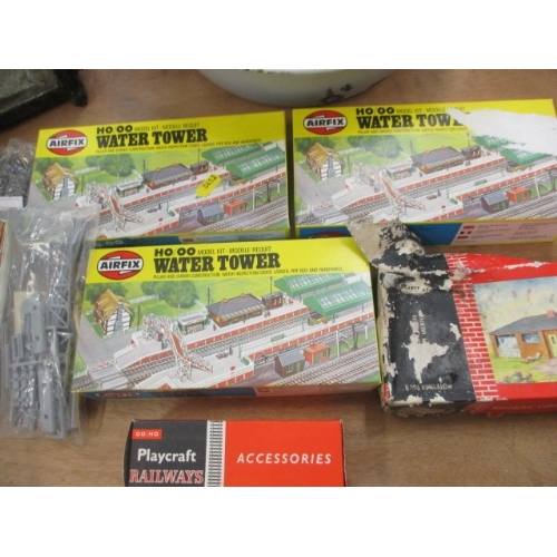 315 - QUANTITY OF AIRFIX KITS  - WATER TOWER, TRACKSIDE ACCESSORIES,  LOCOMOTIVE TURNTABLE, PLAYCTRAFT RAI... 