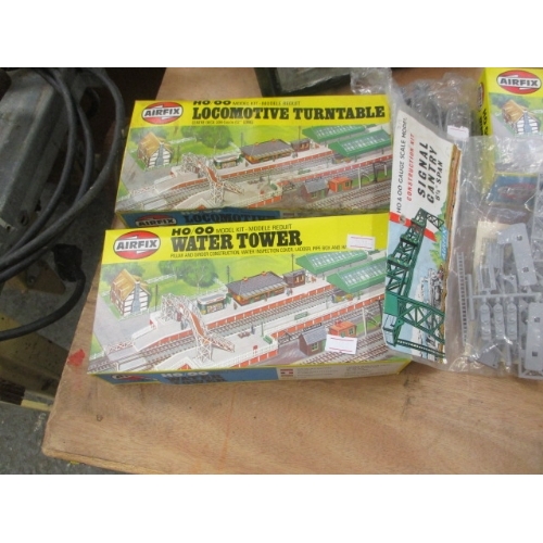 315 - QUANTITY OF AIRFIX KITS  - WATER TOWER, TRACKSIDE ACCESSORIES,  LOCOMOTIVE TURNTABLE, PLAYCTRAFT RAI... 