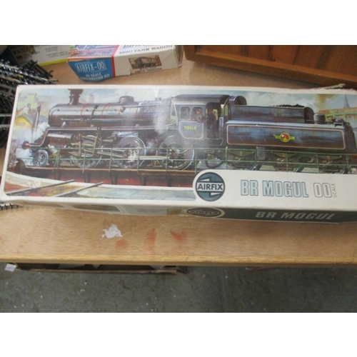 315 - QUANTITY OF AIRFIX KITS  - WATER TOWER, TRACKSIDE ACCESSORIES,  LOCOMOTIVE TURNTABLE, PLAYCTRAFT RAI... 