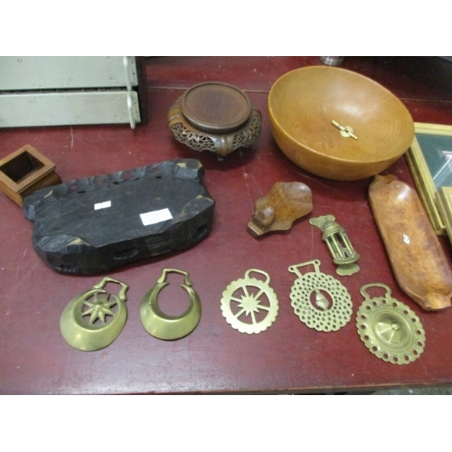 173 - SELECTION OF TREEN AND BRASS ITEMS BOWLS DOOR KNOCKERS, HORSE BRASSES ETC