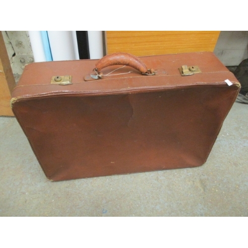 140 - BROWN VINTAGE SUITCASE