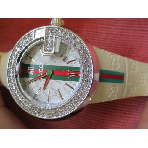 18 - GUCCI GIRLS WATCH, GLASS BROKEN