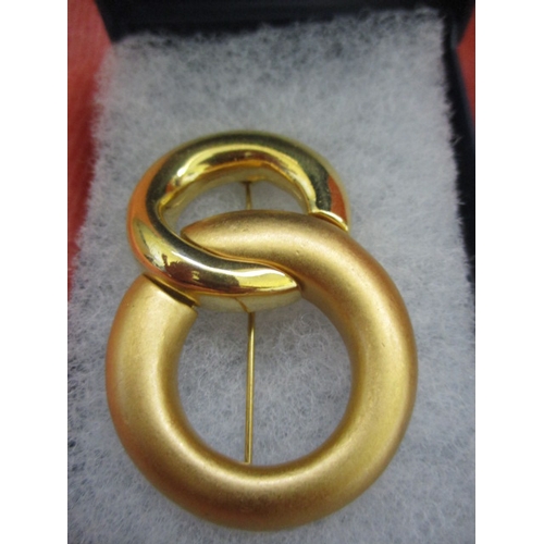 19 - GOLD COLOURED FIGURE OF EIGHT BROOCH BY MONET