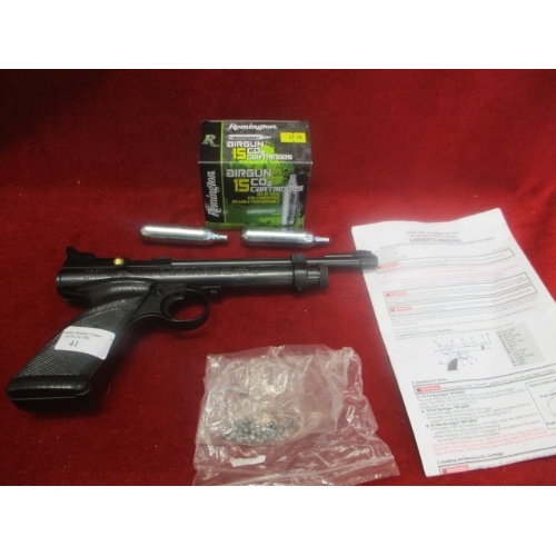 41 - MODEL 2290 .22 CALIBER SINGLE SHOT CO2 AIR PISTOL IN GOOD WORKING ORDER WITH PELLETS AND GAS