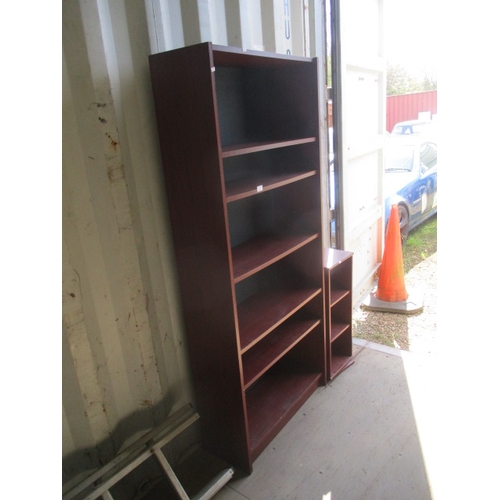 441 - MAHOGANY EFFECT BOOKCASE AND C D SHELVES