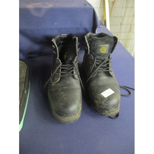 A PAIR OF BLACK RUGGED TRAIL MENS BOOTS UK SIZE 10