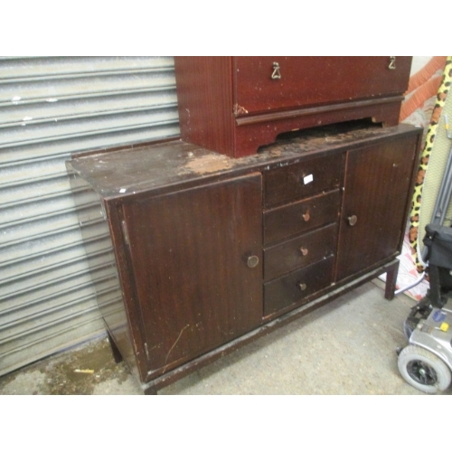 423 - VARNISHED VINTAGE SIDEBOARD WITH CENTRAL SET OF DRAWERS AND CUPBOARD EITHER SIDE.