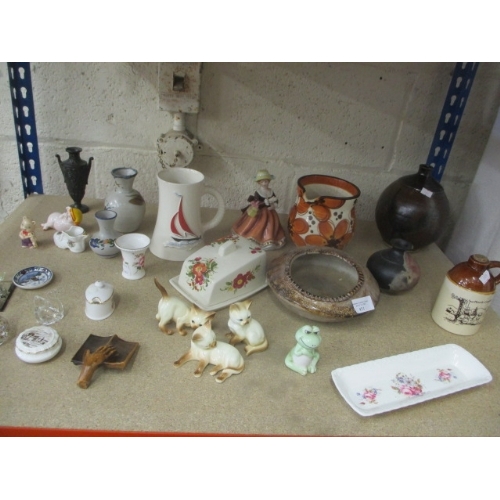 476 - A MIXED LOT OF CERAMICS INCLUDING COALPORT AND A TRIO OF SIAMESE CATS PLUS A SHELF OF REFERENCE BOOK... 