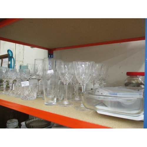 519 - SHELF OF GLASSWARE